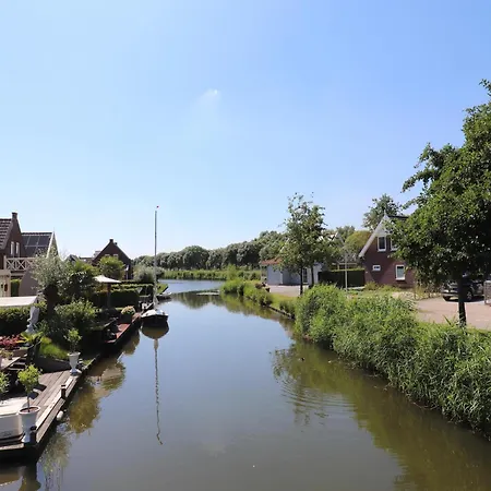 House On The Water With Fishing Platform * Simonshaven